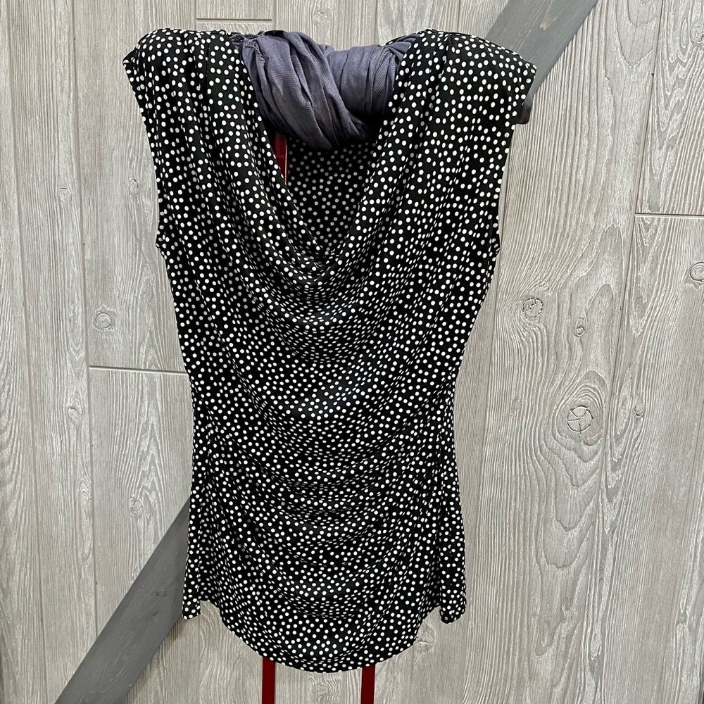 Chaus Black and White Ruched Sleeveless Blouse